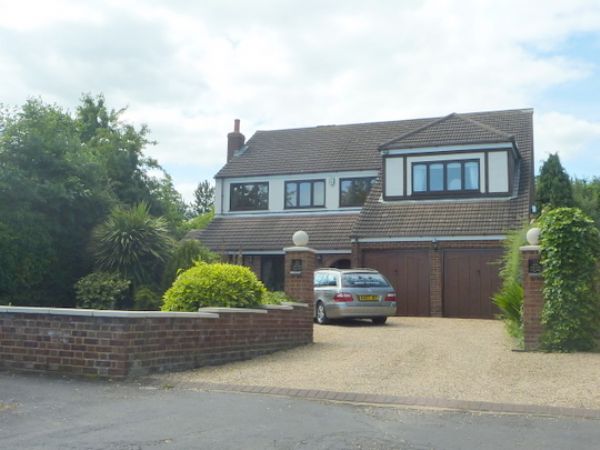 Bletchley - An impressive four double bedroom detached property situated on this rarely available cul-de-sac location of Otter Close on the sought after Dovecote development.� The accommodation briefly comprises cloakroom, lounge, sun room, kitchen, utility, conservatory, master bedroom with en-suite bathroom, three further bedrooms, sauna room, refitted bathroom, double garage, rear garden. - Photo 11